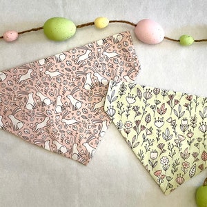 Lapins sur tulipes rose pâle/printemps sur bandana pour chien réversible vert menthe. Accessoires pour animaux de compagnie de Pâques personnalisés