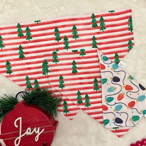 Aquarelle Arbres de Noël sur Res Stripes / Lumières de Noël enchevêtrées sur Bandana de chien réversible blanc.  Accessoires personnalisés pour animaux de compagnie des Fêtes