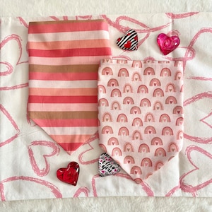 Roze en Gouden Boho Regenbogen en Harten/Roze en Gouden Boho Stripe Omkeerbare Hond Bandana.  Gepersonaliseerde, Valentijn Huisdier Accessoires