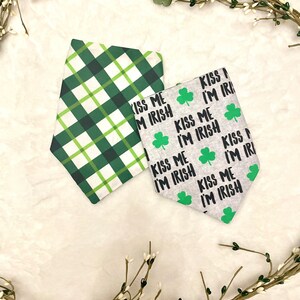Kiss Me I'm Irish/St. Patrick's Day Großes grün kariertes Hundehalstuch/ Personalisiertes St. Patrick es Day Haustier Zubehör