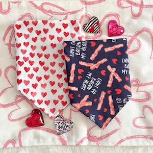 Don&#39;t Go Bacon My Heart op Black / Watercolor Hearts op Red Reversible Valentine Dog Bandana .  Gepersonaliseerde huisdieraccessoires