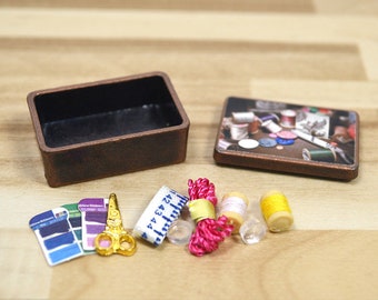 caja de coser de metal en miniatura con accesorios de costura dollhouse coser decoración habitación