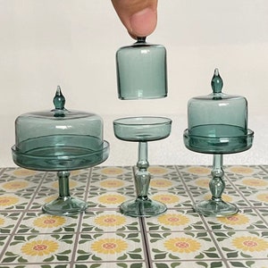 Szklany domek dla lalek w kolorze niebieskim, pokrywka na ciasto i ciasto z wysoką podstawką, miniaturowy szklany stojak na ciasto z pokrywką, szklany stojak na desery dla lalki