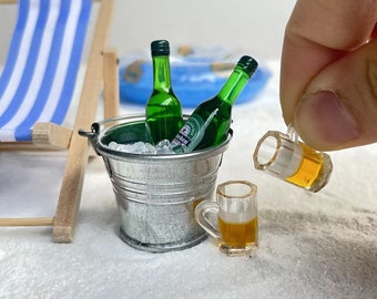 Cubo en miniatura con cerveza helada y 2 tazas Bebidas de casa de muñecas Escala 1:12 Botellas de cerveza en cubo con cubitos de hielo