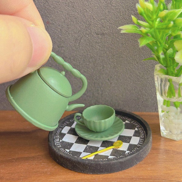 Tetera de té en miniatura a escala 1:12, decoración de cocina para casa de muñecas, tetera de Metal en miniatura