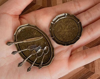 1/6 Silberbesteck mit Tellern Puppenhaus Küche Besteck Miniatur Vintage Metallplatten 1: 6 Löffel Messer Gabel