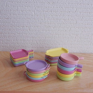 Set of 4 pieces Dollhouse accessories miniature cookware mini fry metal griddle grill pan set 1/12 scale doll house kitchen cooker model
