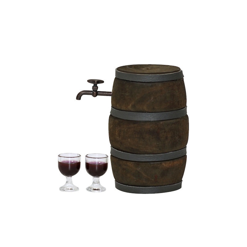 Pode incluir: Um barril de vinho de madeira com uma torneira de metal e dois pequenos copos cheios de vinho tinto.