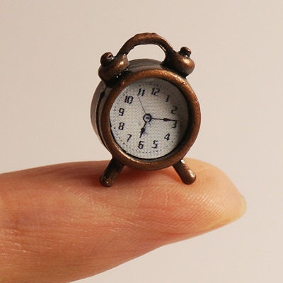 Toyvian Réveil Miniature En Métal – Horloge De Table 1/12 – Décoration Maison De Poupée Et Miniature – Accessoire De Jeu