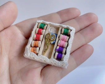 Kit de reparación en miniatura de la casa de muñecas Caja de costura en miniatura con carretes de costura, Bottons, Accesorio de la sala de costura de la casa de muñecas de tijera