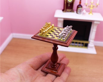 HHTX Set di Scacchi 1:12 Mini Modello di Scacchi in Miniatura Set di Scacchi Squisita Scacchiera Tascabile Giocattolo Casa delle Bambole Tasca Accessori per la Decorazione degli Scacchi Set di sc