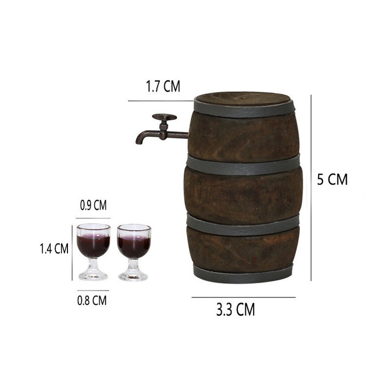 Pode incluir: Um barril de madeira com uma torneira de metal, medindo 3,3 cm de di&acirc;metro e 5 cm de altura. Inclui duas ta&ccedil;as de vinho pequenas, cada uma com 0,9 cm de altura e 0,8 cm de di&acirc;metro.