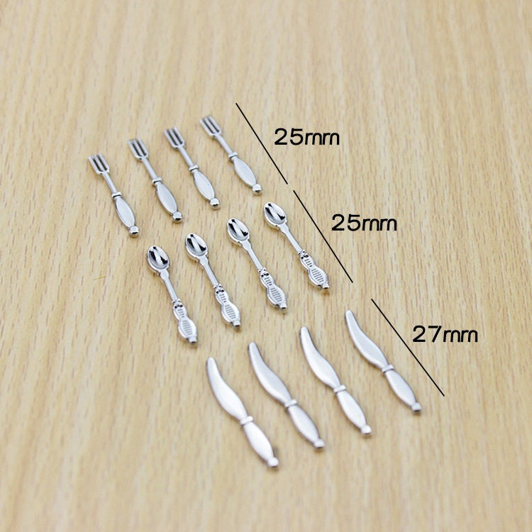 12 pezzi dollhouse posate in miniatura set 1/12 scala metallo argento utensili kit mini cucchiaio cucchiaio coltello kithen ware per casa delle bambole - Italia
