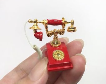 Teléfono de escritorio en miniatura de metal antiguo de oro rojo a escala 1:12 para casa de muñecas.