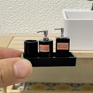 Muñecas miniatura casa accesorios de baño dollhouse baño vanity botellas