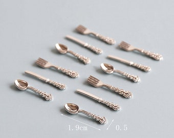 Argenteria D'annata, Cucchiai Antichi, Coltelli, Pale Del Dolce Isolate Su Fondo Nero Isolato Antica Retro Image135704385 - Foto 6