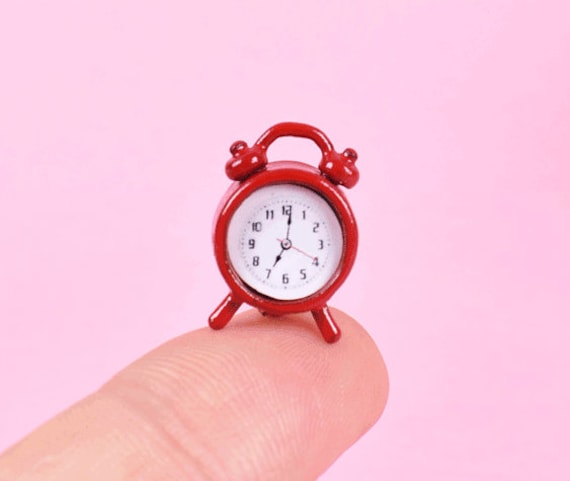 Toyvian Réveil Miniature En Métal – Horloge De Table 1/12 – Décoration Maison De Poupée Et Miniature – Accessoire De Jeu