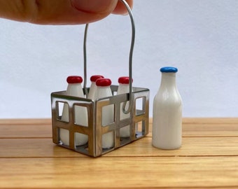 Garrafas de leite em miniatura com cesta de arame para casa de bonecas, ideal para cozinha. Inclui cesta de metal em miniatura na escala 1:12.