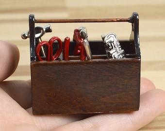 Scatola degli attrezzi in miniatura della scatola degli attrezzi in legno della scatola degli attrezzi in miniatura della casa delle bambole con strumenti in metallo 1/12scale hammer mini pinza per cacciavite a chiave metallica