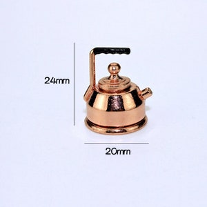 Pu&ograve; includere: Un bollitore in rame in miniatura con un manico nero. Il bollitore &egrave; alto 24 mm e largo 20 mm.