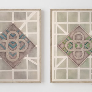 Può includere: Due dipinti ad acquerello incorniciati con un design geometrico. I dipinti presentano una forma di diamante grigia con un motivo circolare al suo interno. La forma di diamante è circondata da un motivo a griglia. Il dipinto a sinistra ha un motivo blu e turchese all'interno del diamante, mentre il dipinto a destra ha un motivo verde all'interno del diamante.