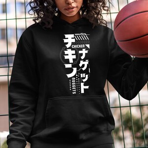 Nuggetsy z kurczaka w stylu japońskim, napisy japońskie, streetwear w Japonii, estetyka Vaporwave, powiedzenie Kanji w stylu gotyckim, zabawna bluza z kapturem unisex dla miłośników jedzenia