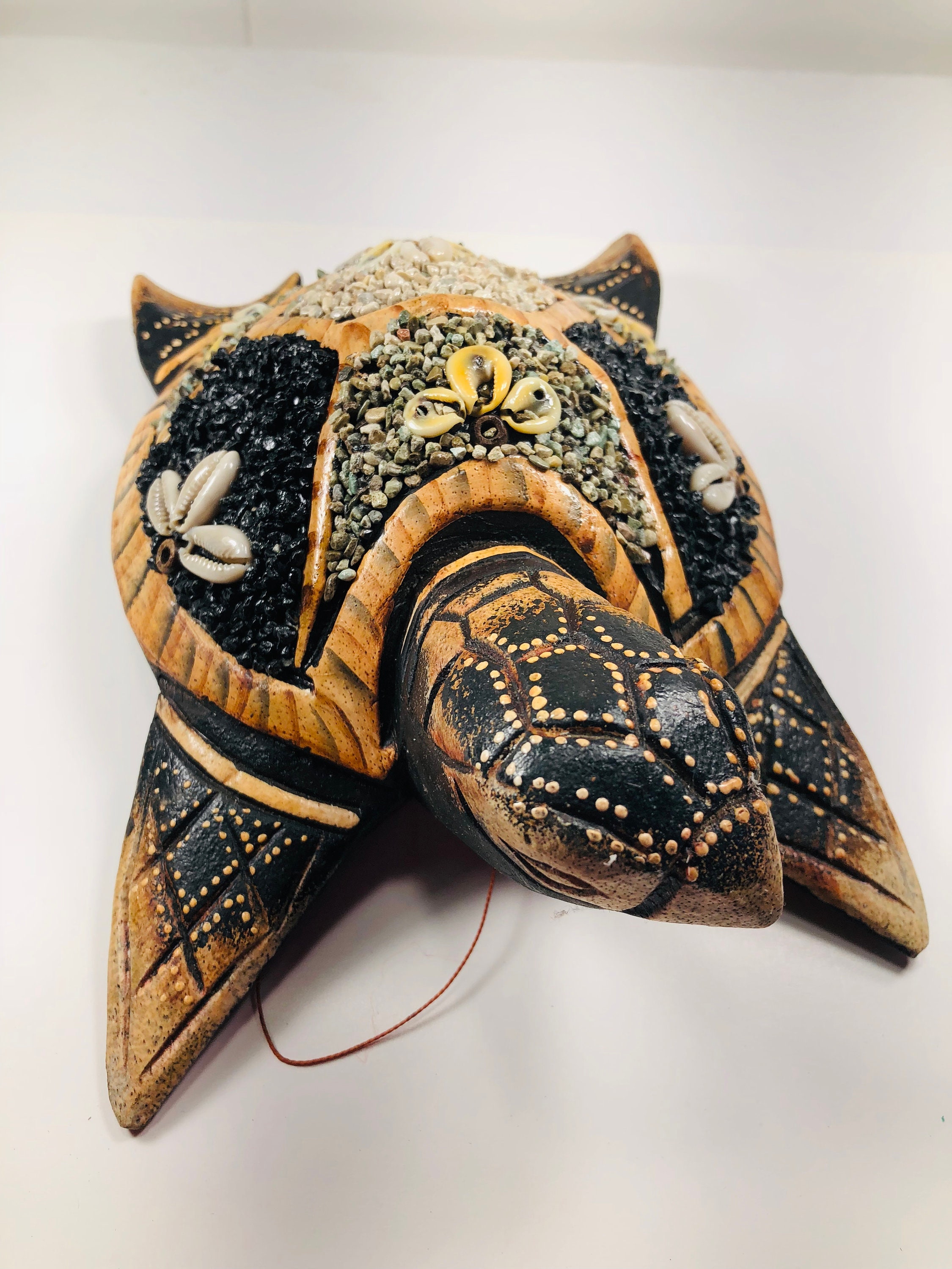 Esta tortuga de madera tallada a mano de color terroso está | Etsy