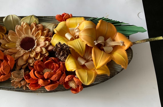 Arreglo Floral en Bandeja de Hoja Metálica. Centro de mesa. Las flores  están hechas de cáscaras de maíz, hojas, semillas y conos. 25.5 de largo -   España