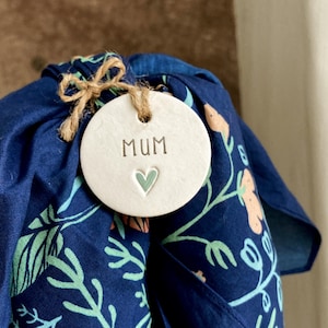 Herbruikbare cadeauverpakking voor moeder: stoffen verpakking en label