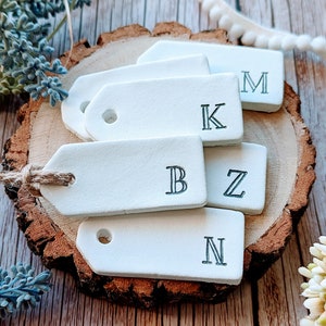 Herbruikbare cadeauverpakking: stoffen verpakking en label met beginletter (A tot Z)