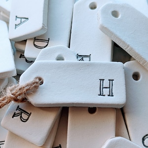 Handgemaakt initiaal kleicadeaulabel/bedankje (alfabetletters van A tot Z)