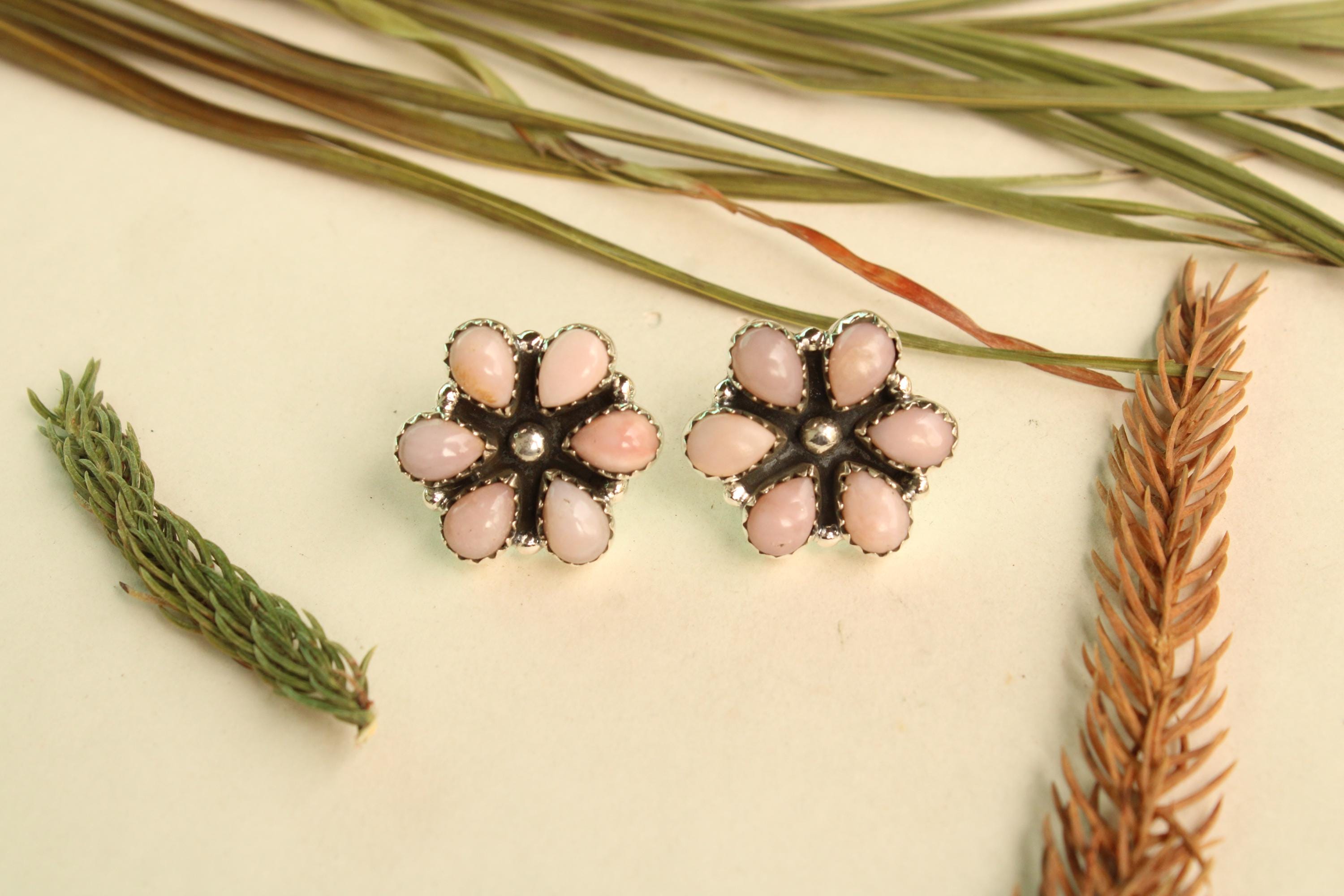 Clous d'oreilles faits main avec fleur d'opale rose du sud-ouest | Bijoux tendance en argent sterling | Bijoux bohèmes occidentaux | Boucles d'oreilles cow-girl | Cadeau pour elle