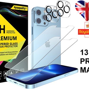 Könnte beinhalten: Zwei transparente Displayschutzfolien aus gehärtetem Glas für ein iPhone 13 Pro Max. Die Schutzfolien sind übereinander gestapelt und werden vor einem blauen iPhone 13 Pro Max gezeigt. Das Bild zeigt auch einen transparenten Kameraschutz mit drei Löchern für die Kameralinsen.