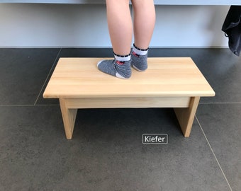 Kindertritt Montessori Fußbank Kinderstuhl aus Birkenholz personalisierter Tritthocker mit Name Hocker für Kinder Kinderhocker aus Holz