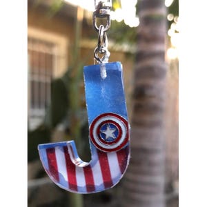 Llavero de resina con la inicial del Capitán América / Llavero de mochila