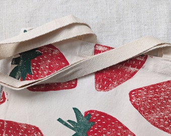 Aardbeien draagtas, blokbedrukte schoudertas van biologisch katoenen canvas met aardbeienprint, 14,5x15,5 inch