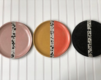 Assiette ronde en céramique - sable bicolore et corail