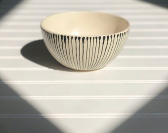 Ceramic Drawn Line Oblique Bowl