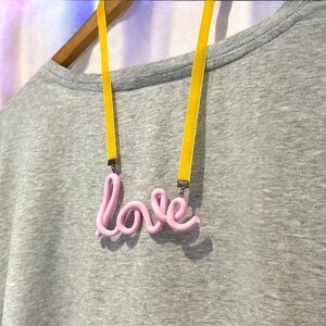 Collar LOVE hecho a mano / Colgante con palabra de arcilla polimérica / Cinta de terciopelo / Joyas modernas para San Valentín / Regalo de Galentines