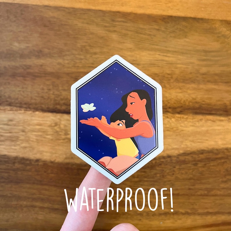K&ouml;nnte beinhalten: Ein sechseckiger Aufkleber mit blauem Hintergrund und wei&szlig;en Sternen. Der Aufkleber zeigt ein Cartoon-Bild einer Frau und eines Kindes mit einer wei&szlig;en Blume im Hintergrund. Der Text "WATERPROOF!" ist unter dem Aufkleber gedruckt.