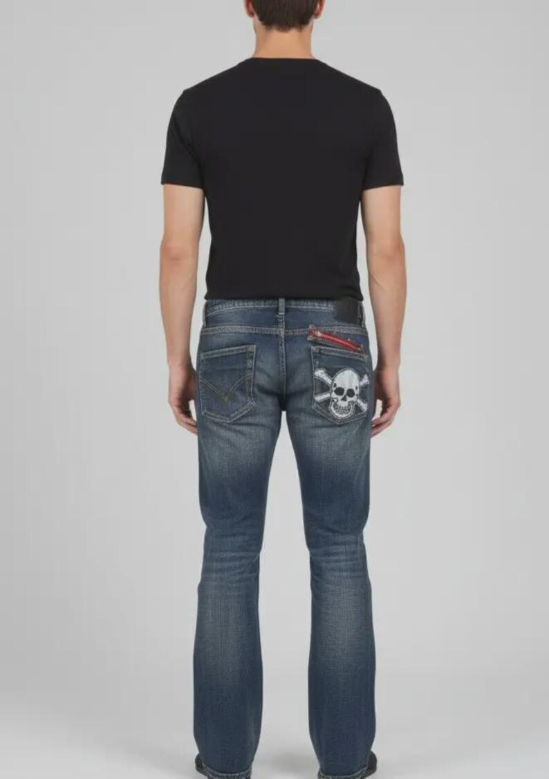 Puede incluir: Vaqueros de mezclilla de lavado oscuro con pernera acampanada. El bolsillo trasero presenta un dise&ntilde;o de calavera y huesos cruzados. Los vaqueros tienen un detalle de cremallera roja en el bolsillo trasero y una camiseta negra.
