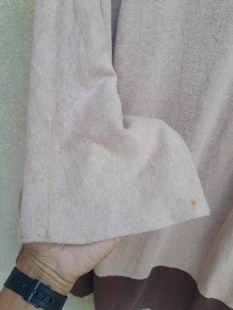 K&ouml;nnte beinhalten: Ein lang&auml;rmeliges Hemd mit zweifarbigem Design. Der obere Teil des Hemdes ist hellbeige, w&auml;hrend der untere Teil braun ist. Der &Auml;rmel ist sichtbar und zeigt die Textur des Stoffes.