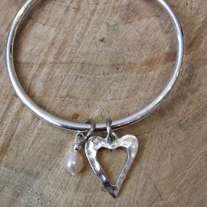 Hjärta & Pärla Charm Armband: Silverpläterat Vridmomentarmband bild 1