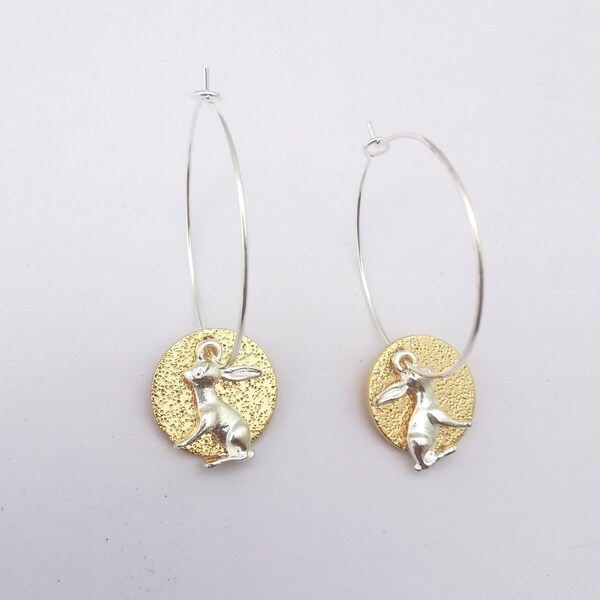 Boucles d’oreilles de lièvre. Lièvre dangly sur boucles d’oreilles de cerceau.