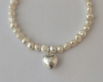 Armband i sterlingsilver med sötvattenspärlor.