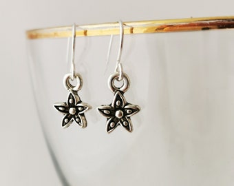 Petites boucles d’oreilles mignonnes de fleur. Plaqué argent, hypoallergénique et sans nickel