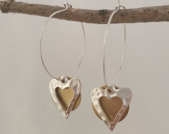 Tweekleurige hartoorbellen: gehamerde gouden en zilveren sieraden