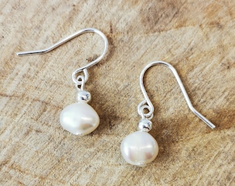 Single 7-8 mm freshwater pearl drop earrings. Hypoallergenic hooks.
