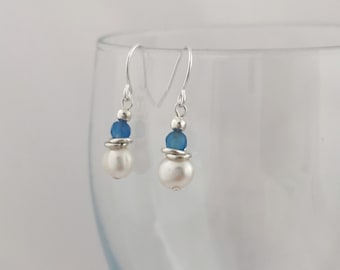 Brincos pequenos de pérolas de água doce e ágata azul. Ganchos hipoalergênicos.
