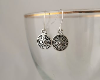ぶら下がるシルバーのフラミンゴのイヤリング - Etsy 日本